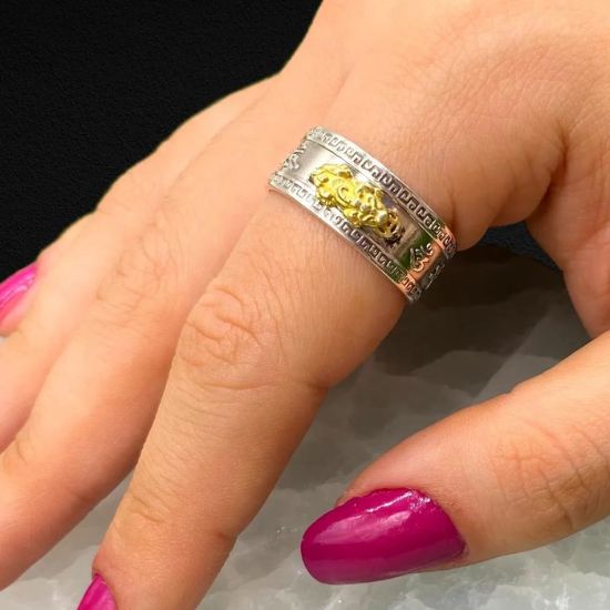 Chinese prosperity ring featuring the Pixiu symbol