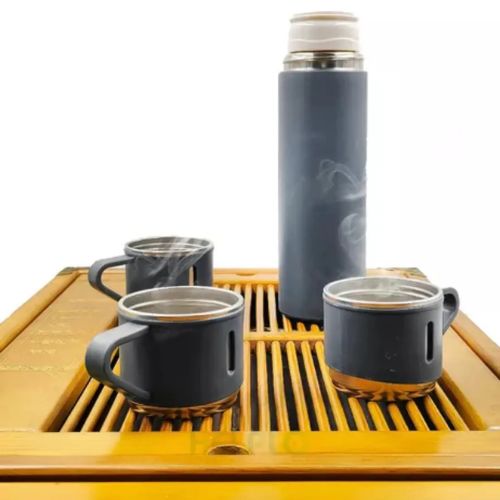 Insulated stainless steel beverage bottle with vacuum technology for long-lasting temperature retention.